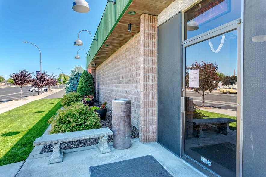 More Photos Of 710 S Columbia Ave, Connell Restaurant For Sale