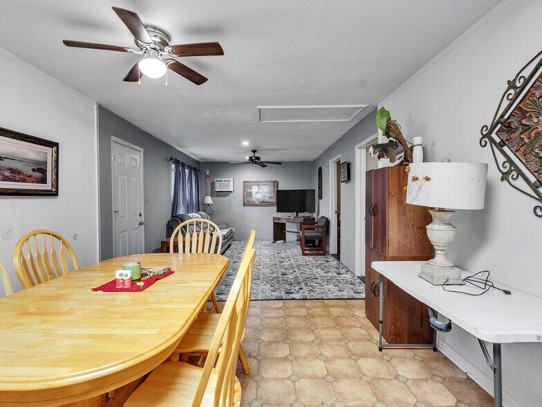 More Photos Of 280 Broken Arrow Marina, Livingston Hotel For Sale