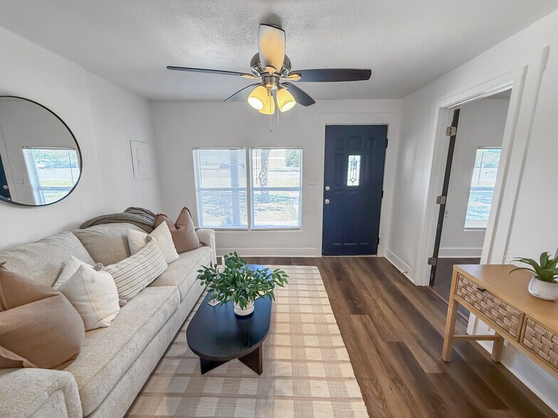 More Photos Of 703 E Main St, Little River Academy Flex For Sale