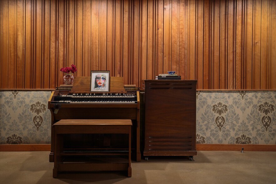 More Photos Of 2205 E 12th St, Austin Movie Radio TVStudio For Sale