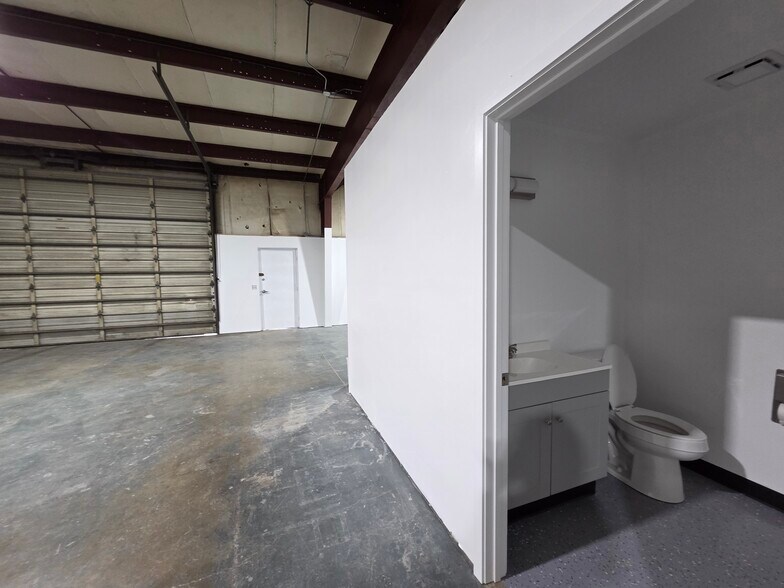 More Photos Of 3359-3399 Hawthorne Ave NE, Salem Warehouse For Lease