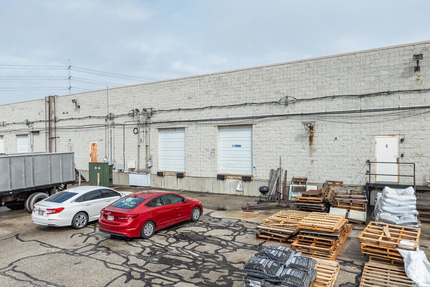 More Photos Of 4400 Renaissance Pky, Warrensville Heights Showroom For Lease
