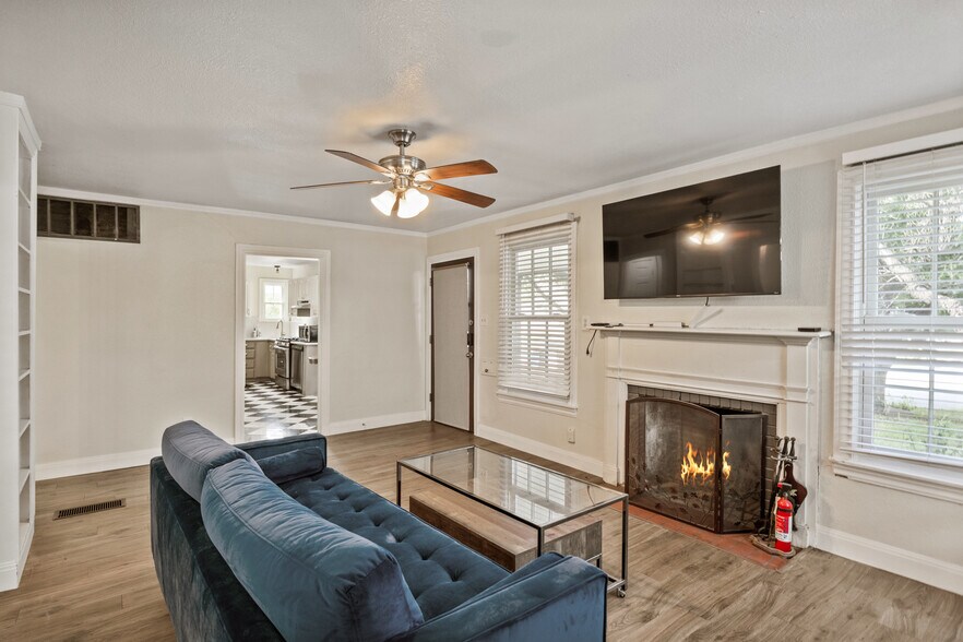 More Photos Of 2701 Benbrook Blvd, Fort Worth Flex For Sale