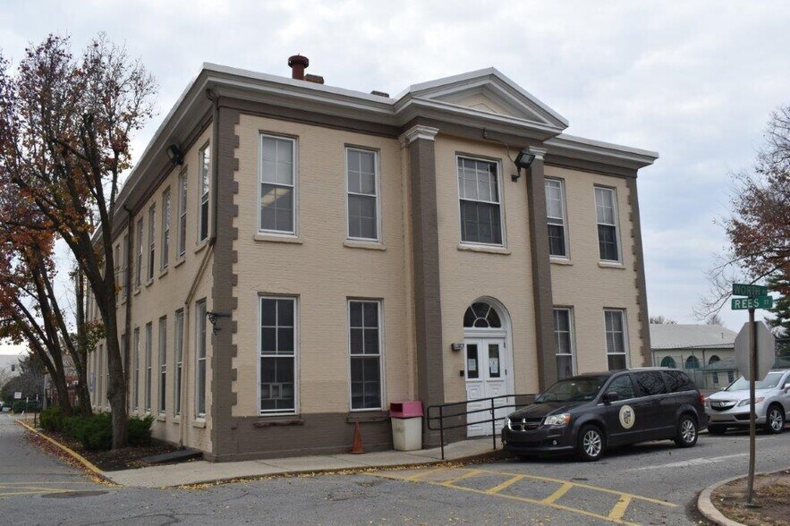 More Photos Of 2275 Bridge St, Philadelphia Office For Sale