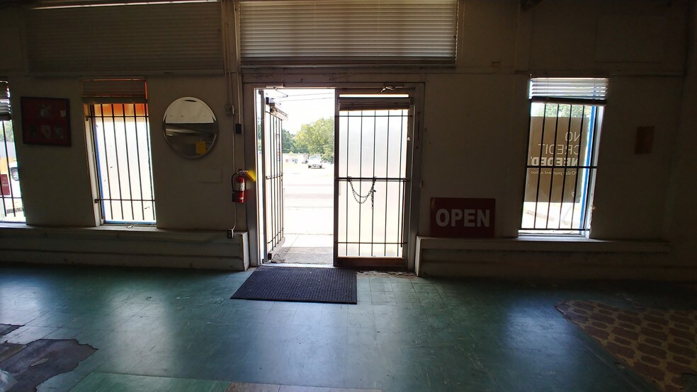 More Photos Of 1724 Bailey Ave, Jackson Freestanding For Lease