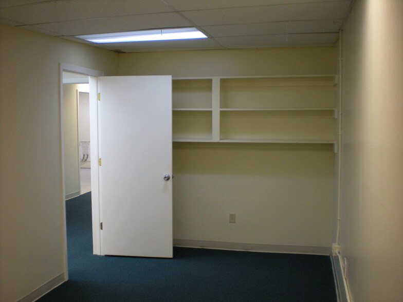 More Photos Of 6808-6832 Hanging Moss Rd, Orlando Showroom For Lease