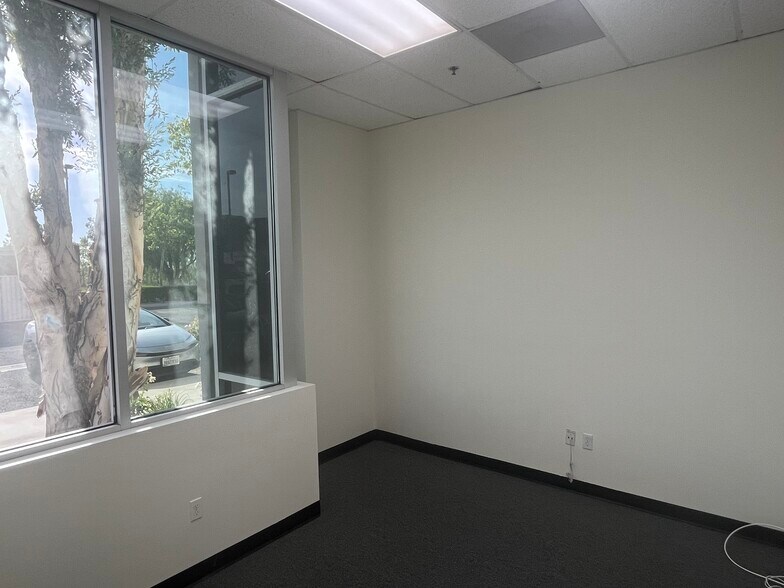 More Photos Of 21182 Centre Pointe Pky, Santa Clarita Warehouse For Lease