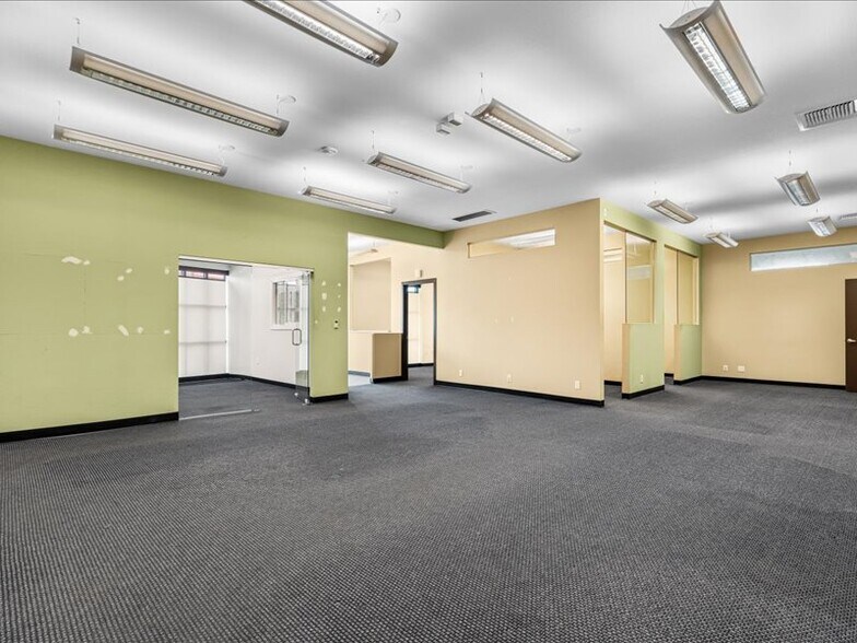 More Photos Of 2566 Bay Rd, Redwood City Service For Sale