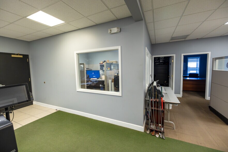 More Photos Of 1621 Se Summit St, Lee's Summit Light Distribution For Lease