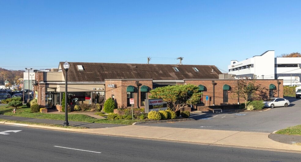 More Photos Of 9590 Blenheim Blvd, Fairfax Freestanding For Lease