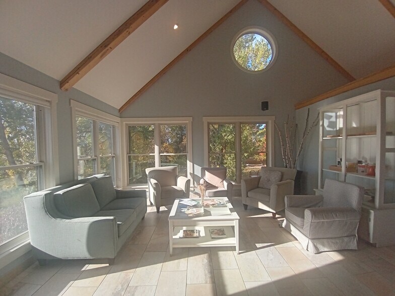 More Photos Of 1998-2006 Phelan Rd W, Ottawa Hotel For Lease