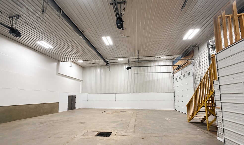 More Photos Of 4907 1st Ave, Edson Light Distribution For Lease