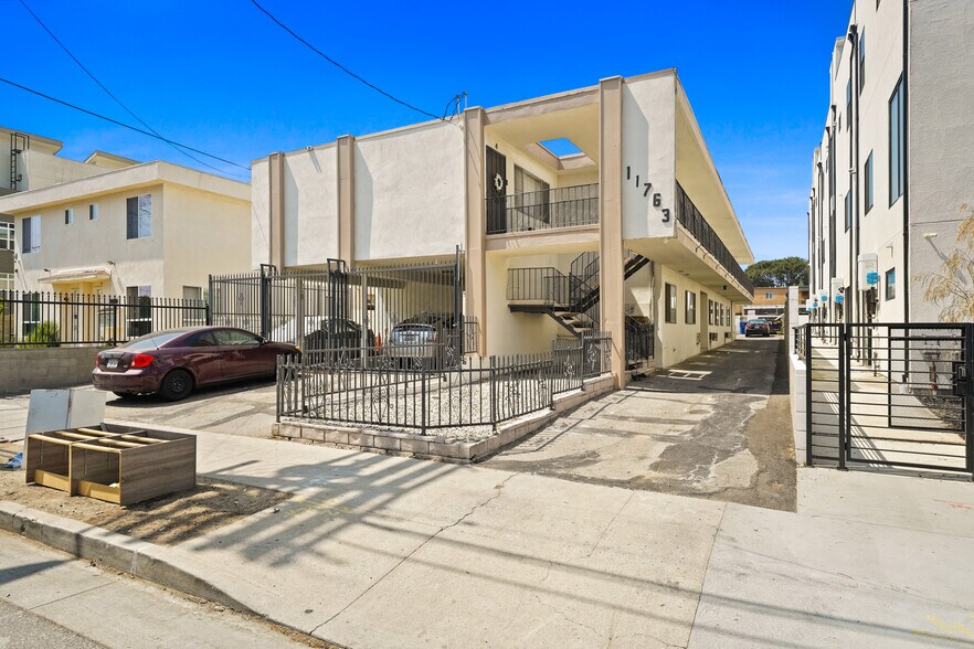 More Photos Of 11763 Hamlin St, North Hollywood Multifamily For Sale