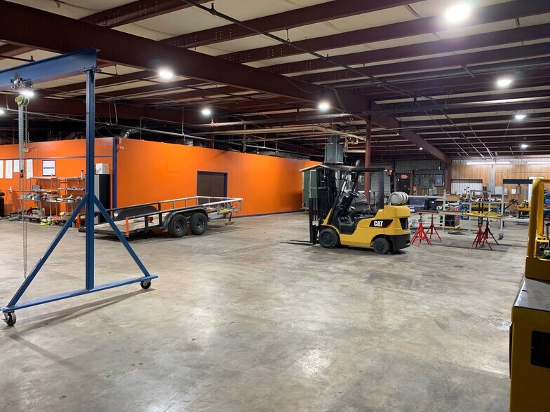 More Photos Of 1301 Memorial Dr, Baytown Warehouse For Sale