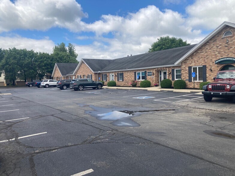 More Photos Of 2177-2253 Olympic St, Springfield Office For Lease