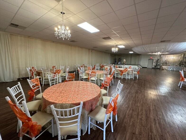 More Photos Of 3900 Davis St W, Dallas Flex For Sale