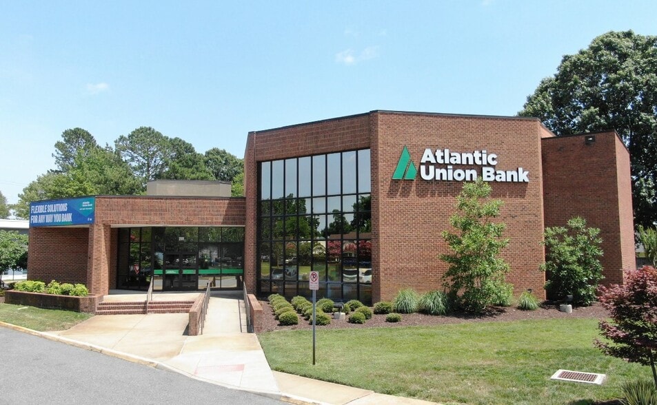Primary Photo Of 201 Volvo Pky, Chesapeake Bank For Sale