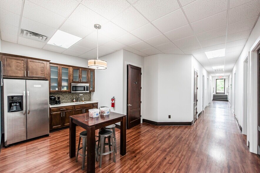 More Photos Of 717-719 S Main St, Springfield Storefront Retail Office For Lease