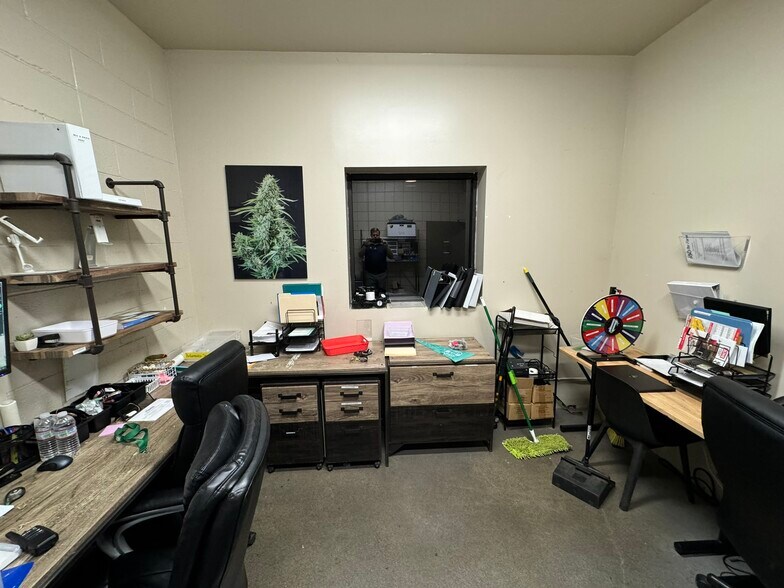 More Photos Of 946 Olive Dr, Davis Warehouse For Lease