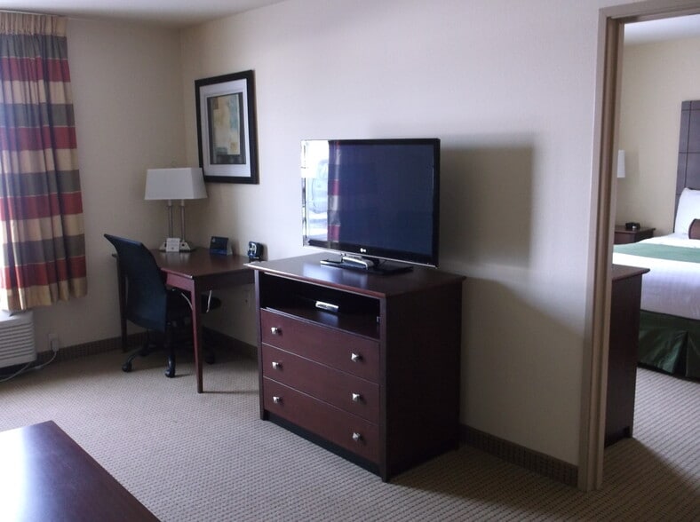 More Photos Of 1515 Planeview Dr, Oshkosh Hotel For Sale