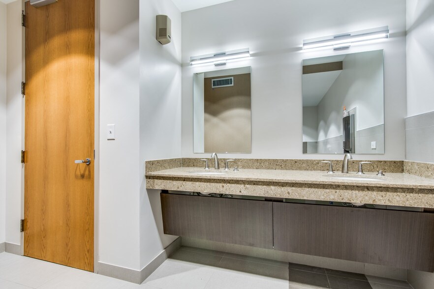 More Photos Of 1425 Greenway Dr, Irving Office For Lease