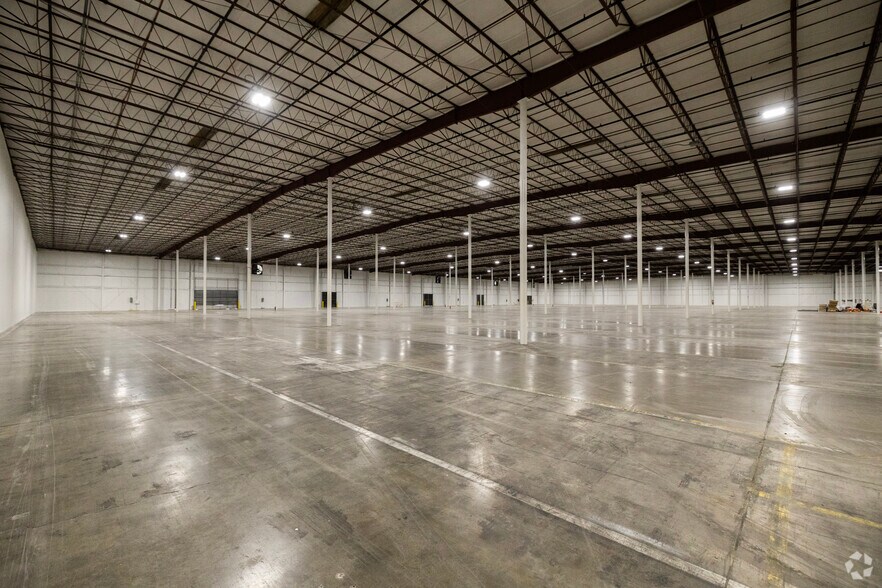 More Photos Of 6708 Harney Rd, Tampa Distribution For Lease