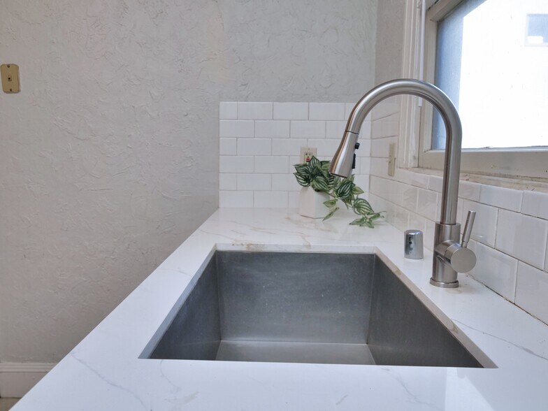 More Photos Of 1901-1903 H St, Sacramento Apartments For Sale