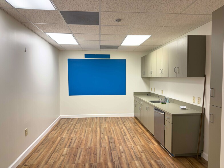 More Photos Of 402 W Trade St, Charlotte Office For Lease