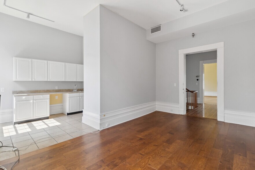 More Photos Of 239 N Broadway, Lexington Office Residential For Sale