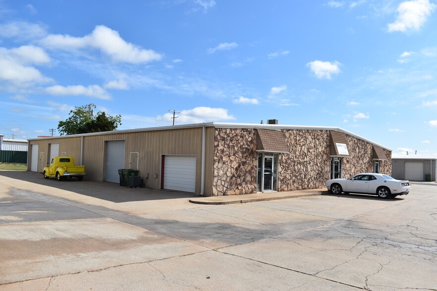 More Photos Of 831-841 Industrial Dr, Yukon Light Manufacturing For Sale