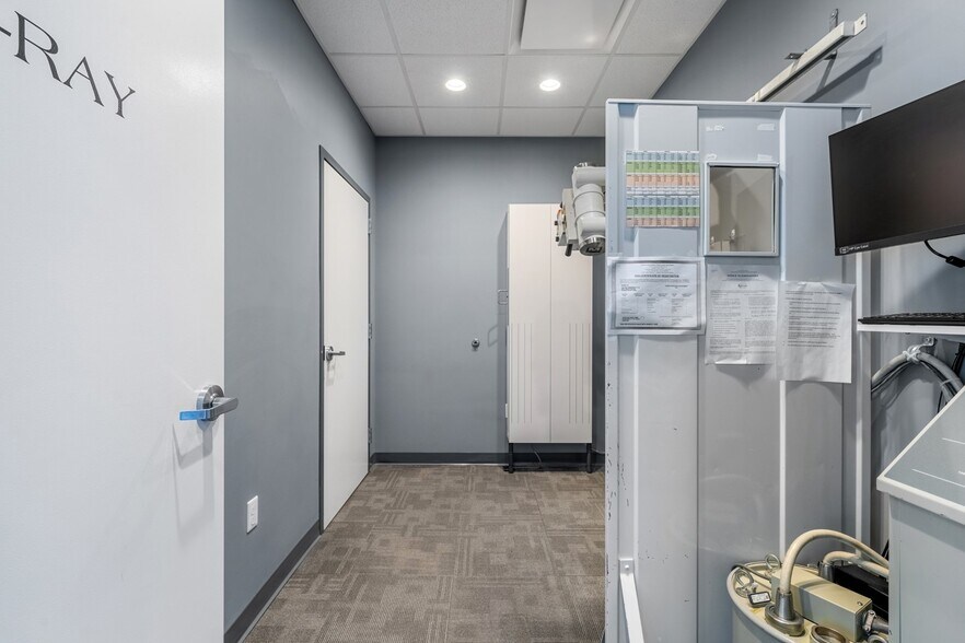 More Photos Of 809 N 3rd St, Manhattan Storefront Retail Office For Lease