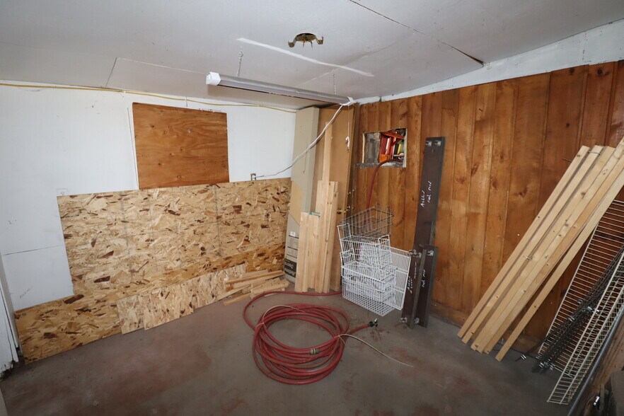 More Photos Of 22211 US Highway 63, Grand View Flex For Sale