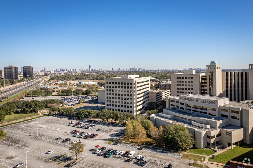 More Photos Of 7737 Southwest Fwy, Houston Unknown For Lease