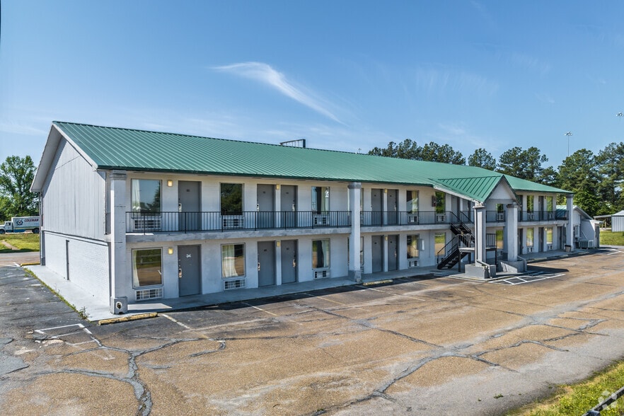 More Photos Of 2002 Walker Dr, Brinkley Hotel For Sale