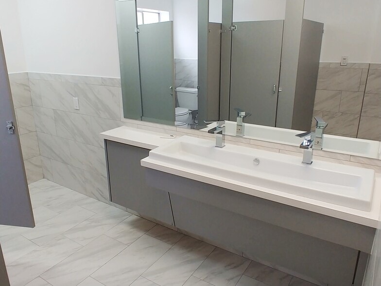 More Photos Of 4205 W Broadway St, Pearland Loft Creative Space For Lease