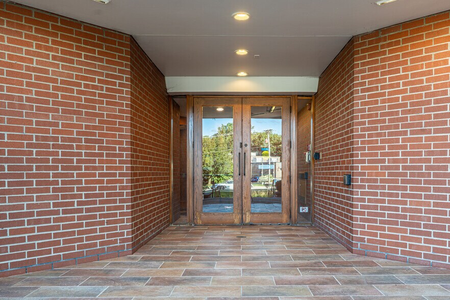 More Photos Of 950 N York Rd, Hinsdale Medical For Sale