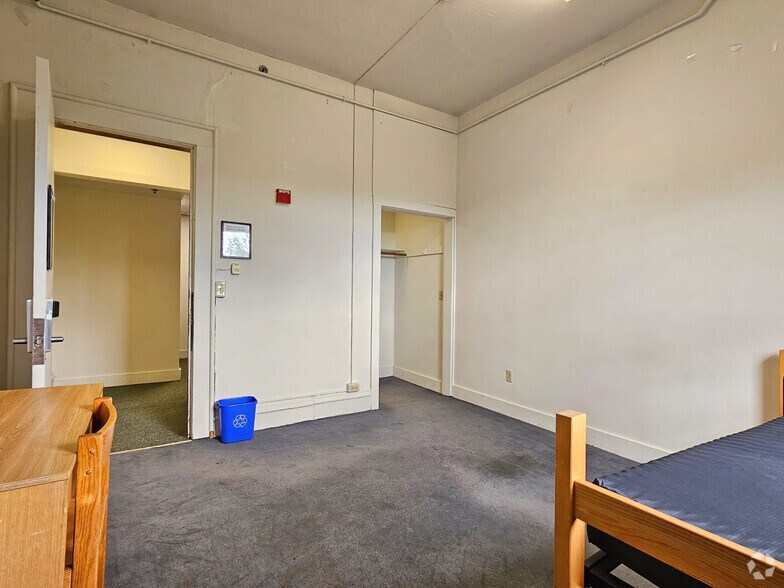 More Photos Of 368 College St, Burlington Dormitory For Sale