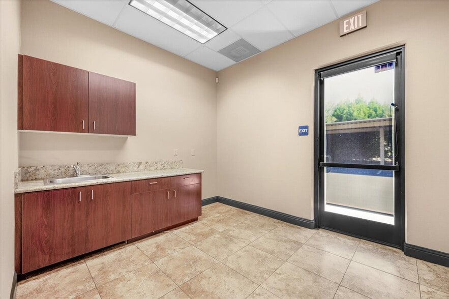 More Photos Of 7206 N Milburn Ave, Fresno Medical For Lease