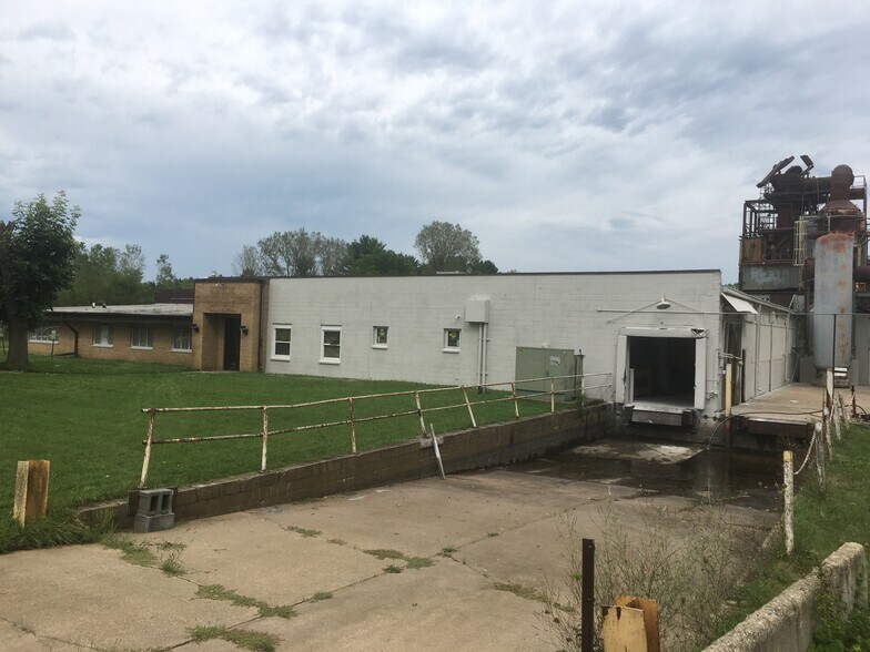 More Photos Of 445 Holton St, Sparta Warehouse For Lease
