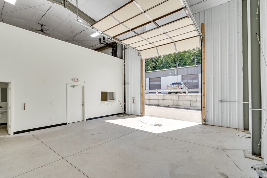 More Photos Of 7 Adam Rd, Stoneham Unknown For Lease