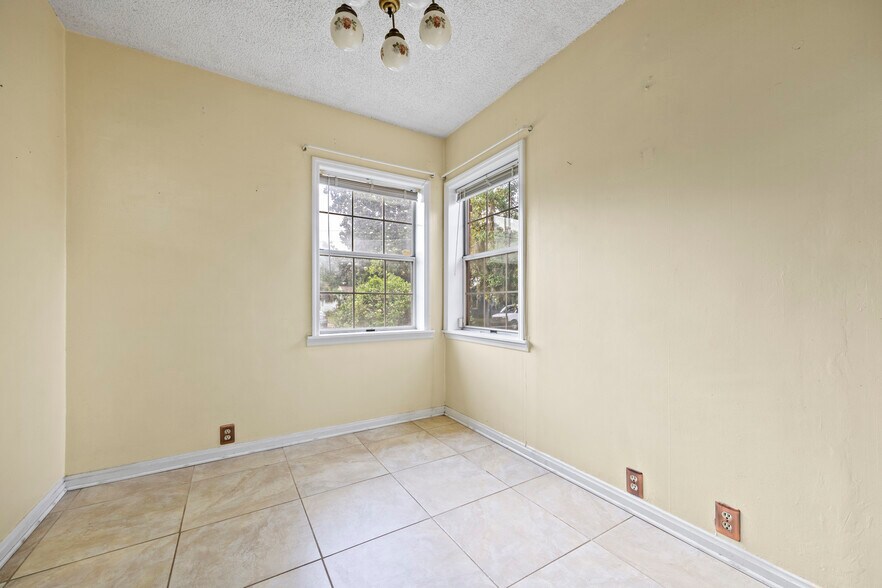 More Photos Of 164 NE Laguna Dr, Lake City Office For Sale