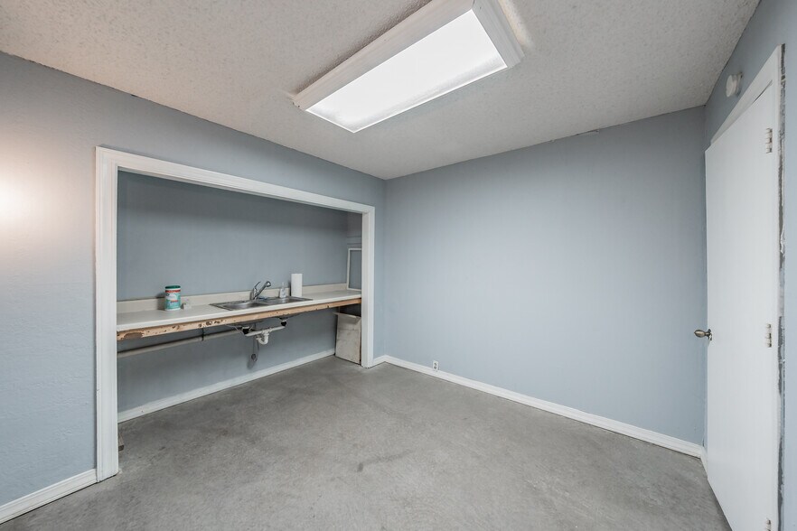 More Photos Of 7235 Glenview Dr, Richland Hills Office For Sale