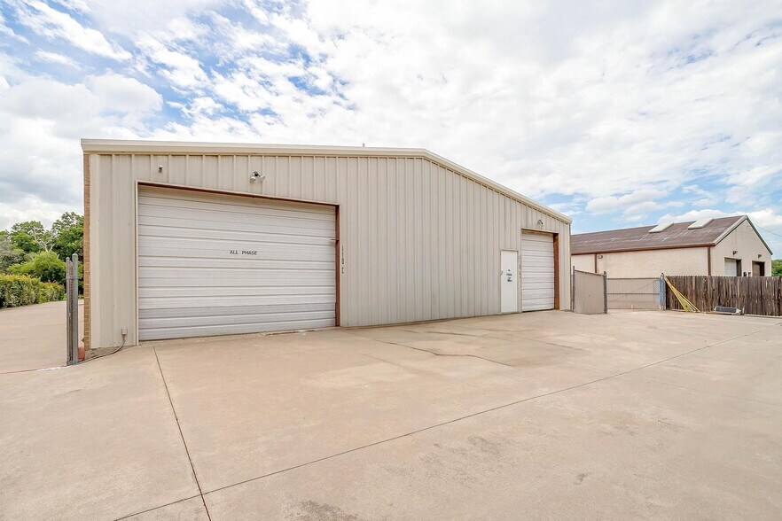 More Photos Of 110 Gotcher Ave, Lake Dallas Warehouse For Sale