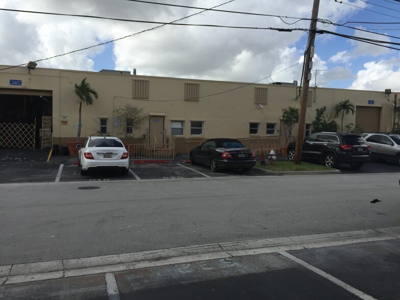 More Photos Of 2402-2406 W 8th Ct, Hialeah Warehouse For Lease