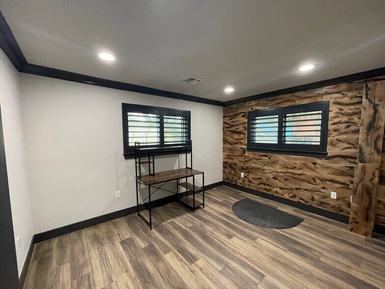 More Photos Of 408 Wilson Rd, Conroe Loft Creative Space For Sale