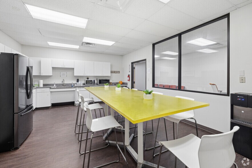 More Photos Of 801-815 Greenview Dr, Grand Prairie Unknown For Lease