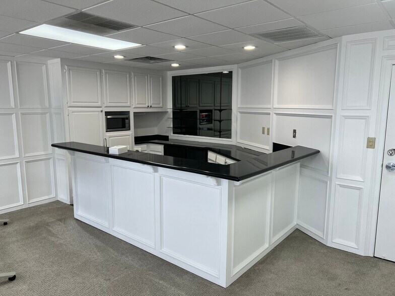 More Photos Of 6300 NW Expressway, Oklahoma City Office For Sale