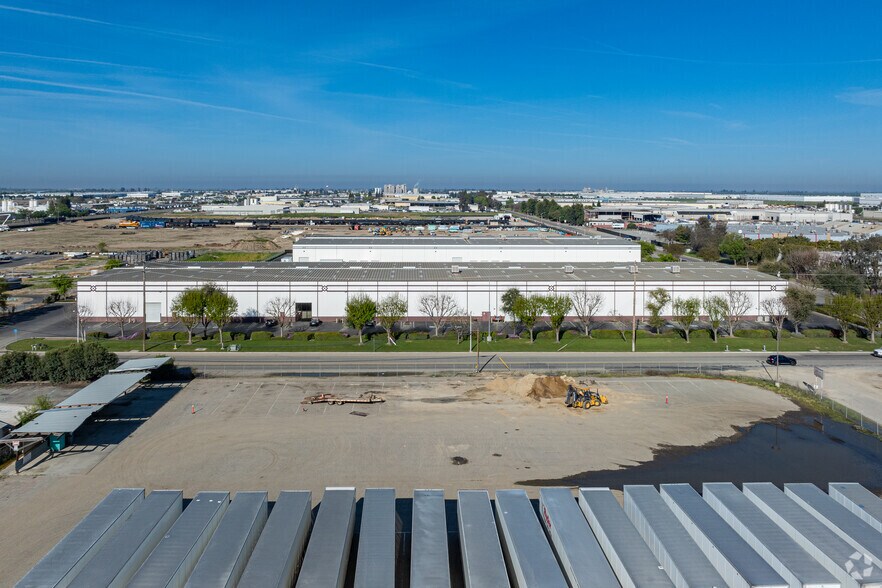More Photos Of 1717 N Shirk Rd, Visalia Warehouse For Lease