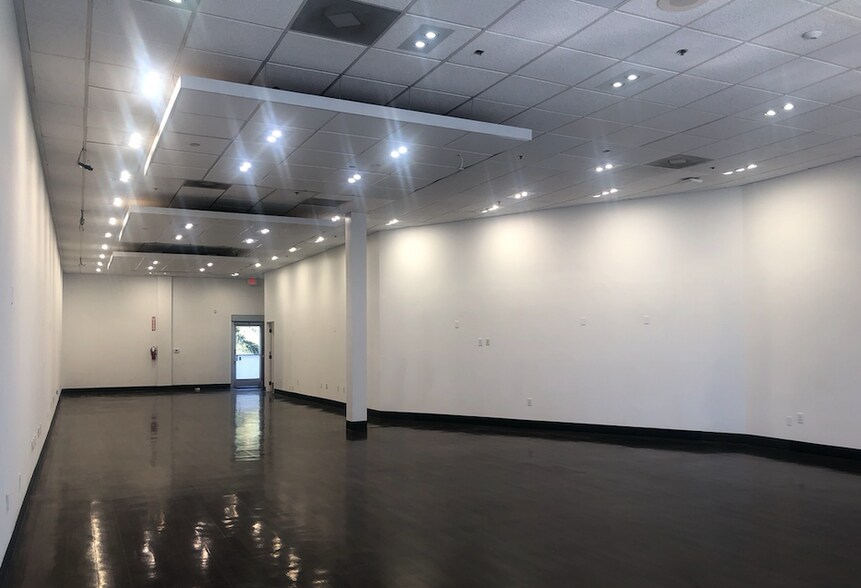 More Photos Of 17301 Ventura Blvd, Encino Storefront Retail Office For Lease
