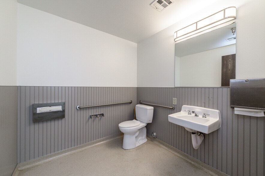 More Photos Of 380-384 Clinton St, Costa Mesa Manufacturing For Lease